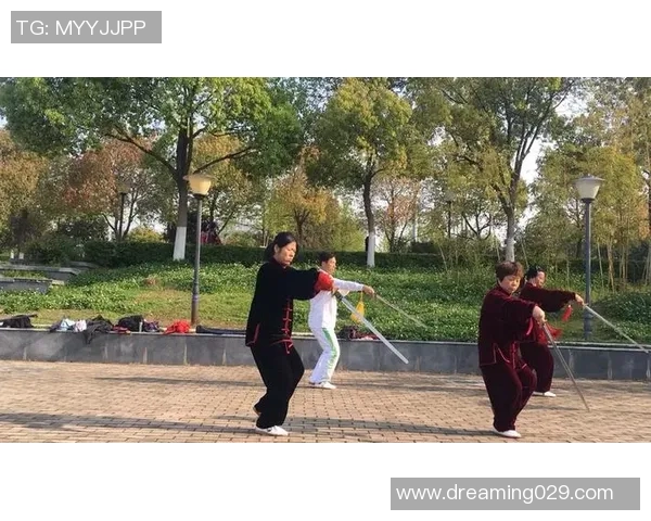 篮球明星儿子的一天：从晨练到晚餐的精彩生活记录